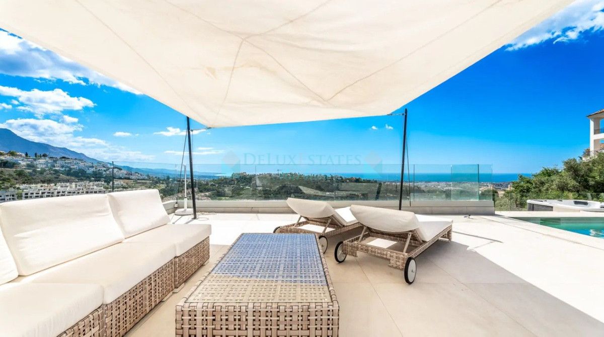 Villa for sale in Los Arqueros, Benahavis