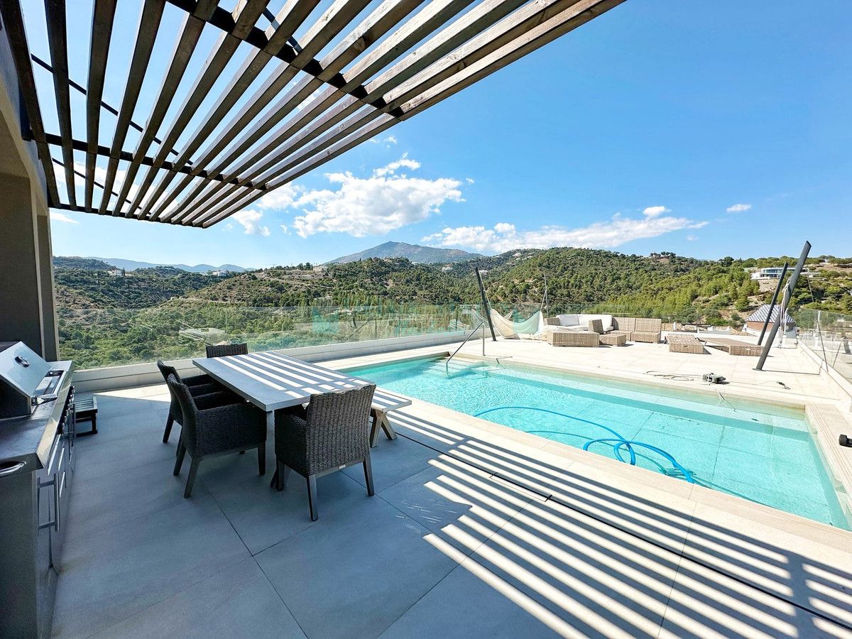 Villa for sale in Los Arqueros, Benahavis