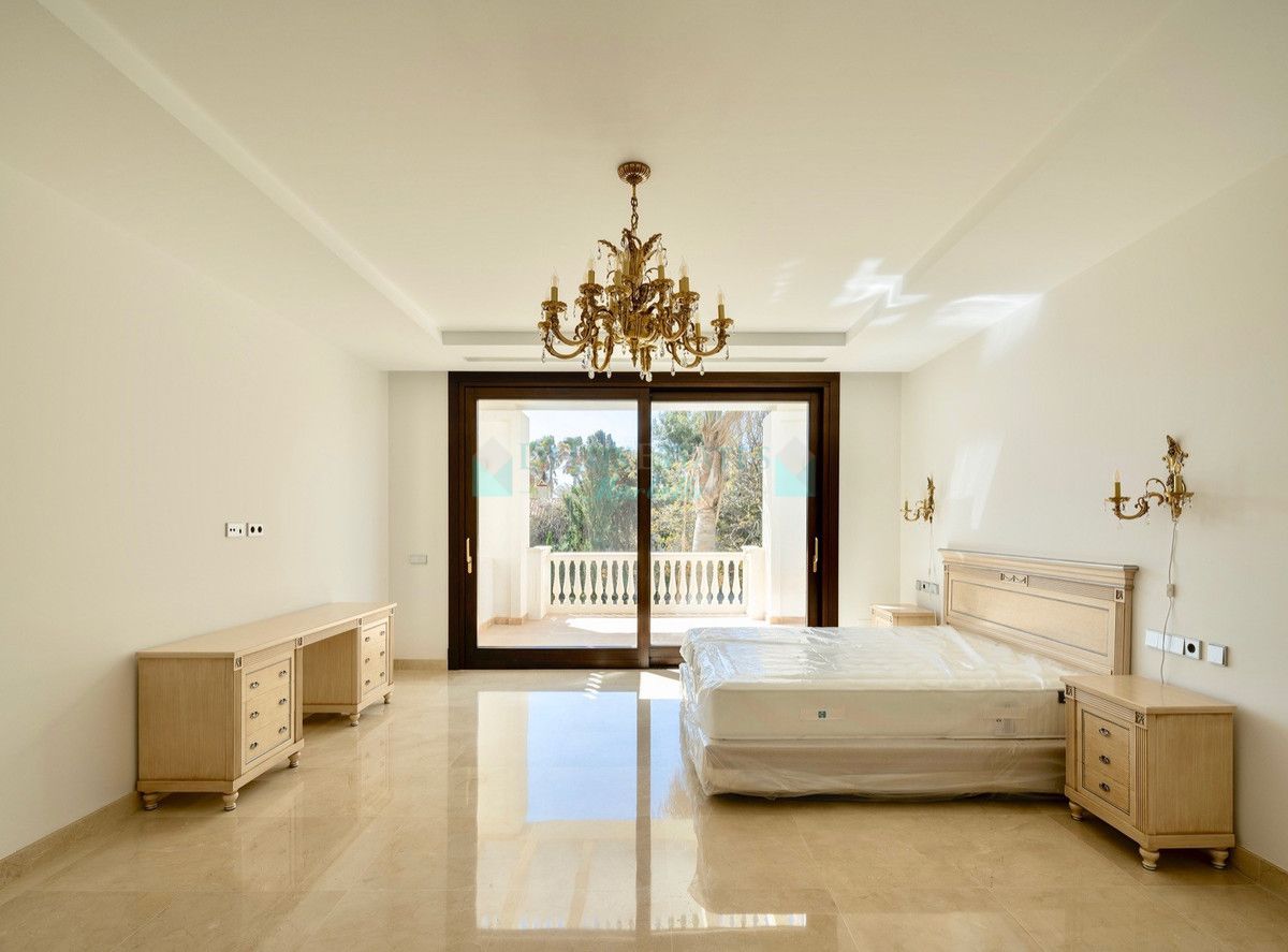 Villa for sale in Estepona