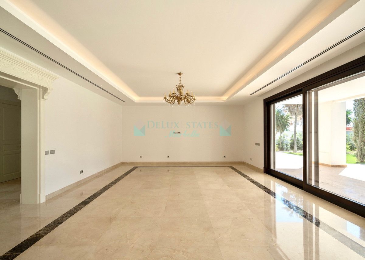 Villa for sale in Estepona