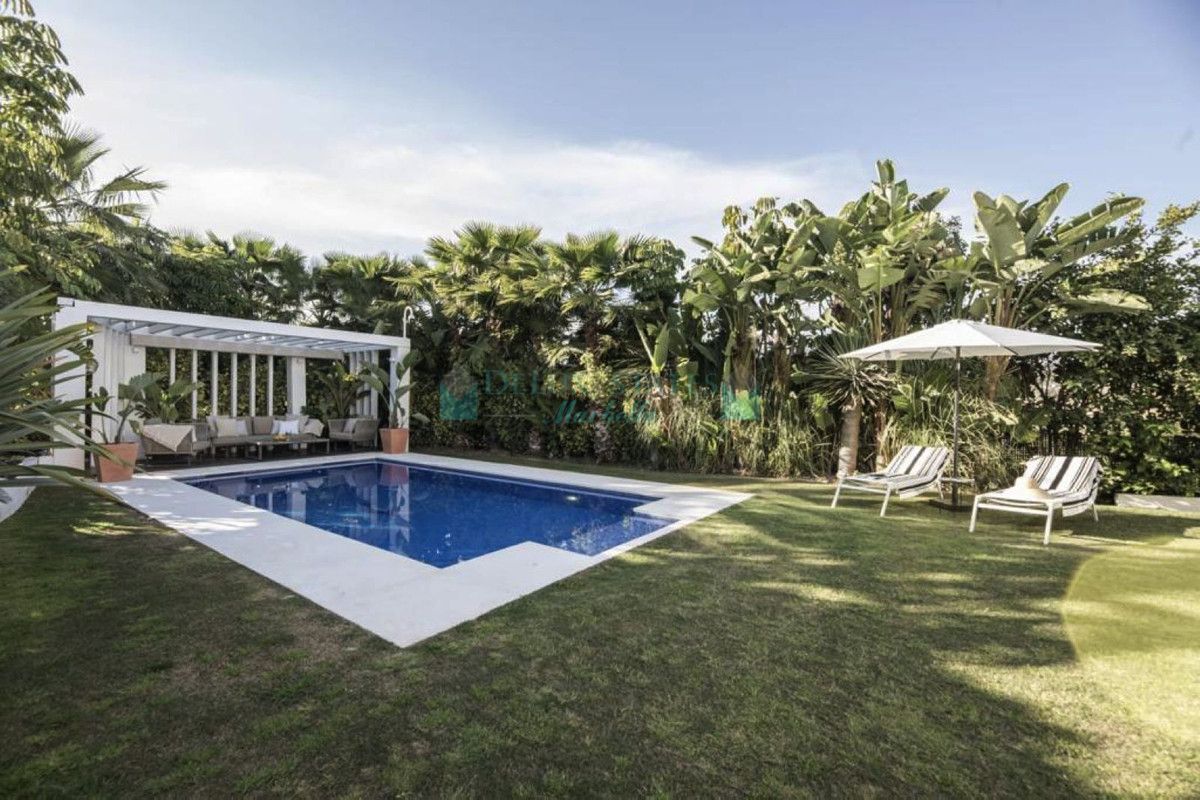 Villa for sale in Las Brisas, Nueva Andalucia