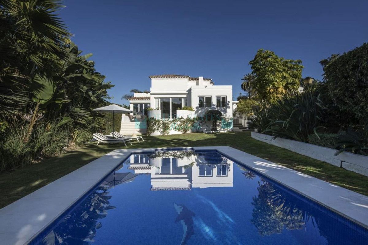 Villa for sale in Las Brisas, Nueva Andalucia