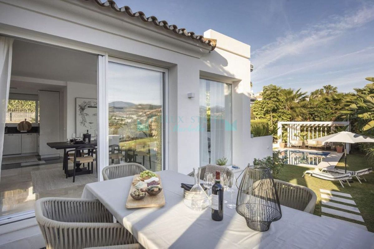 Villa for sale in Las Brisas, Nueva Andalucia