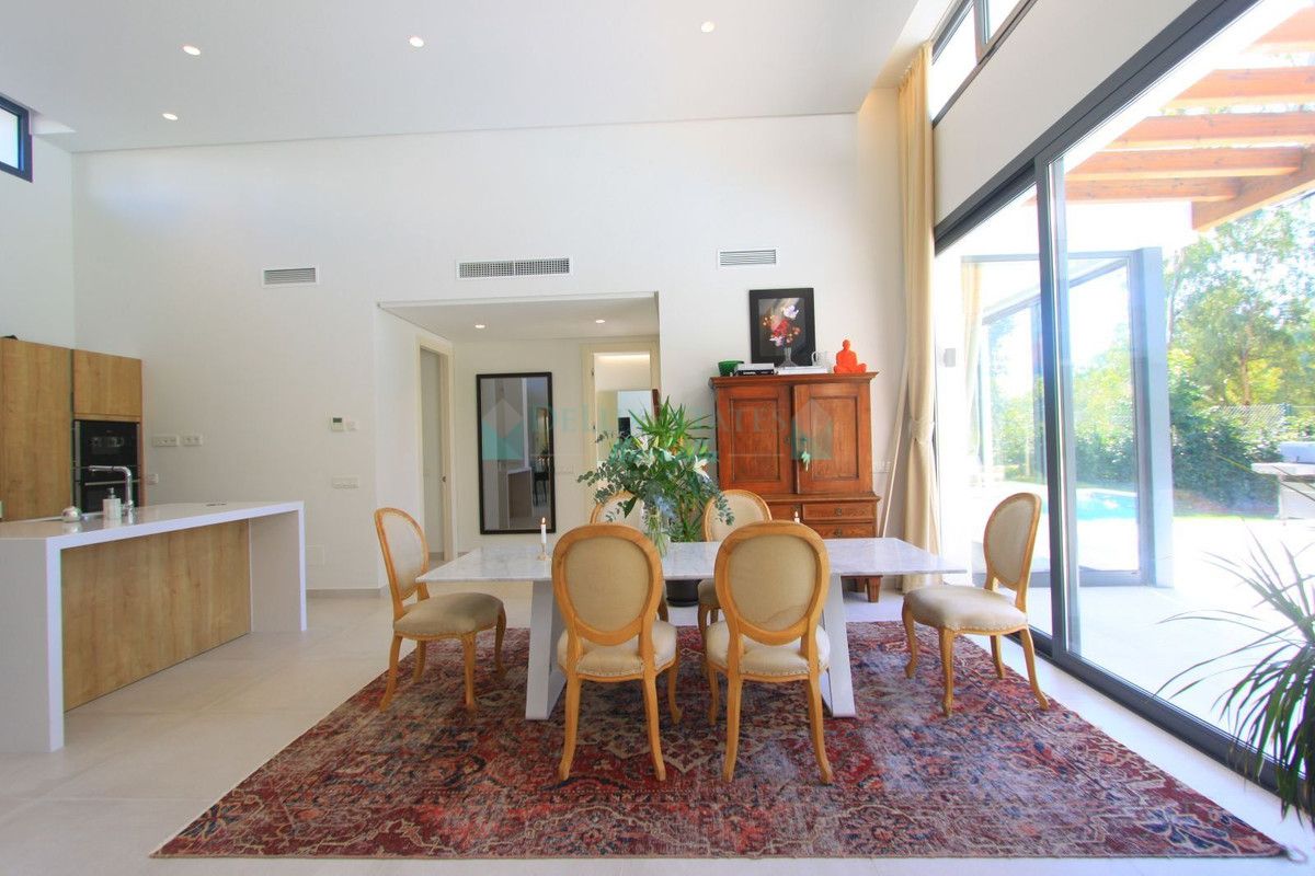 Villa en venta en Atalaya, Estepona