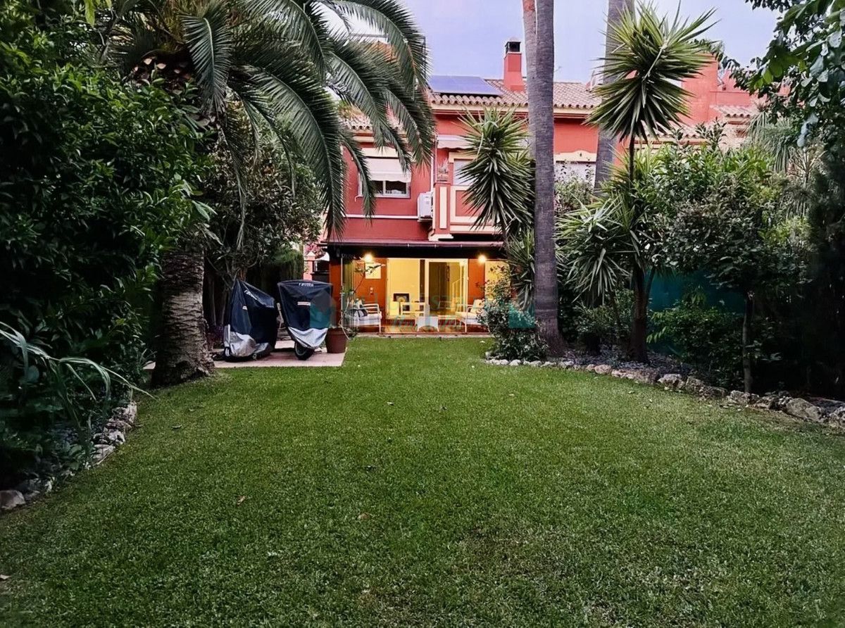 Town House for sale in Estepona