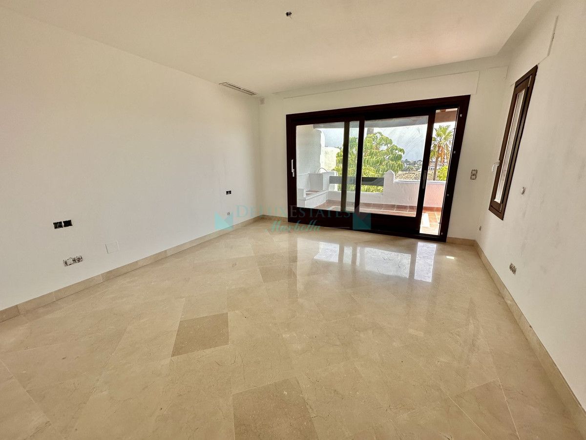 Villa Pareada en venta en El Paraiso, Estepona