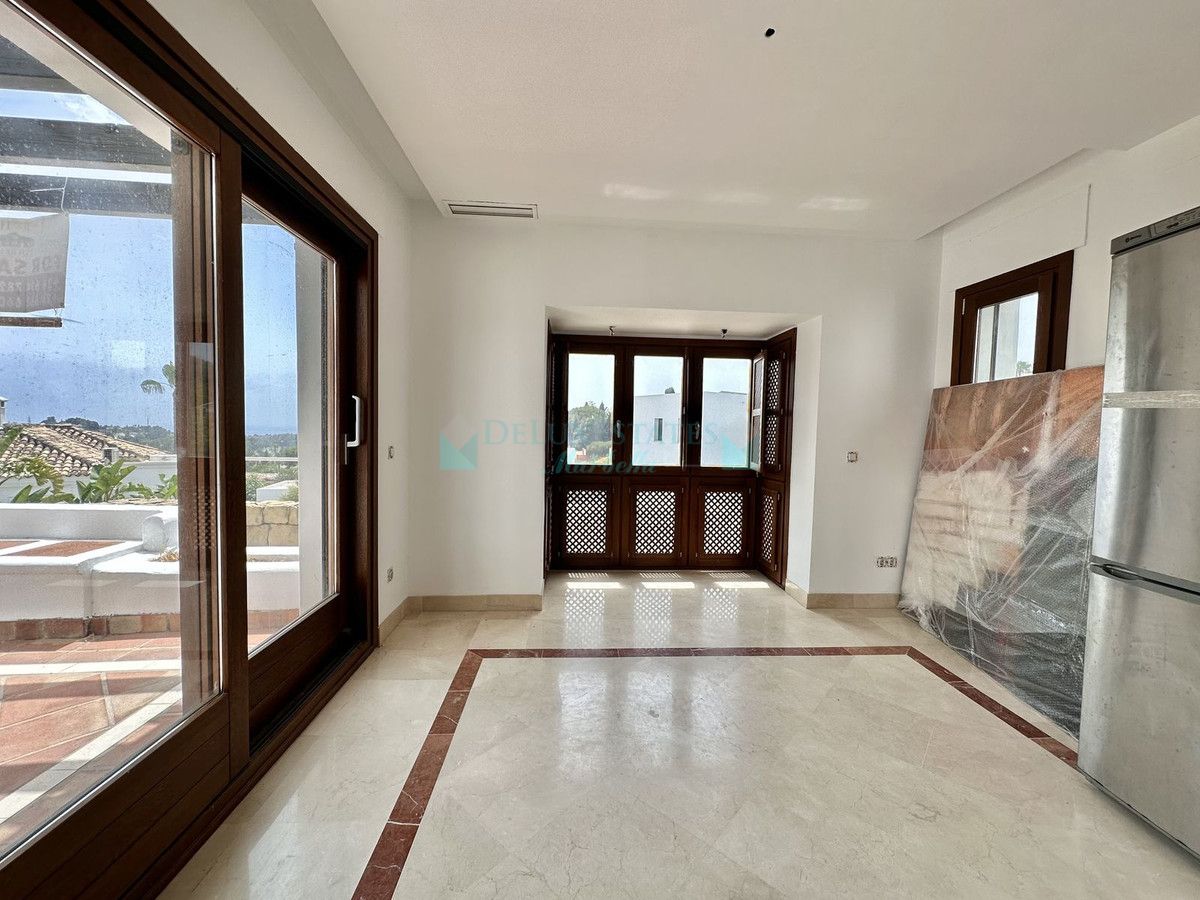 Villa Pareada en venta en El Paraiso, Estepona