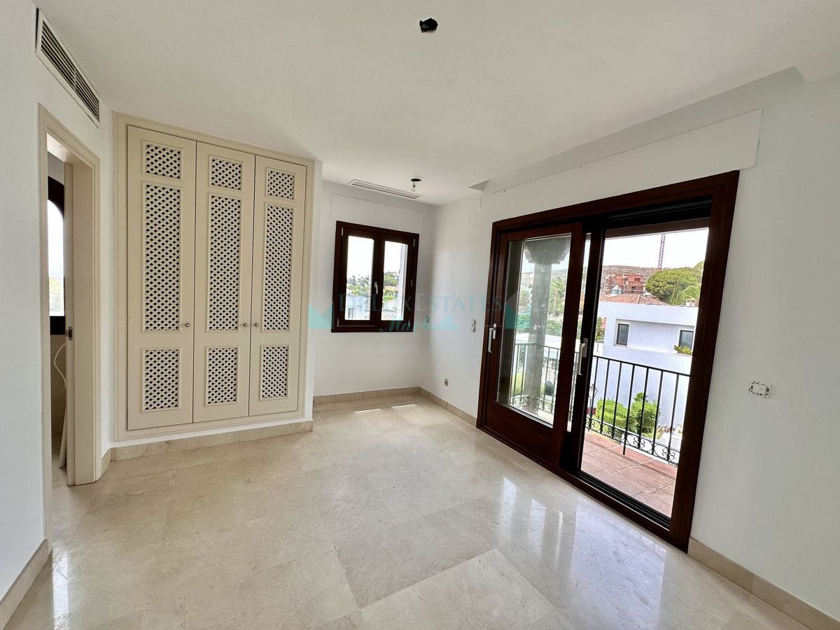 Villa Pareada en venta en El Paraiso, Estepona