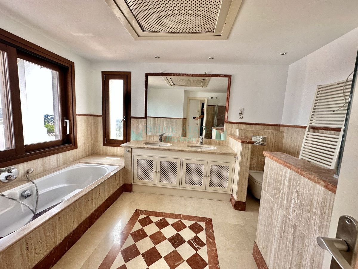 Villa Pareada en venta en El Paraiso, Estepona