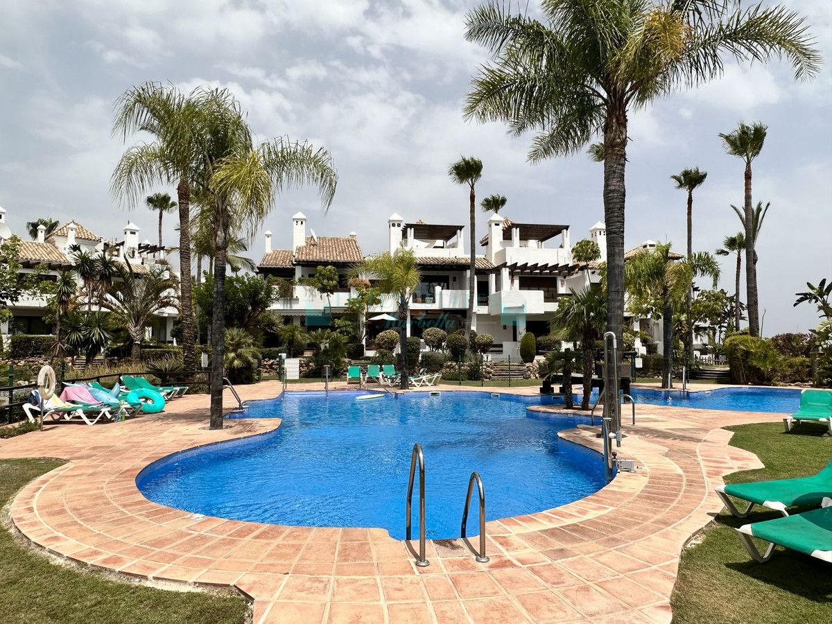 Villa Pareada en venta en El Paraiso, Estepona