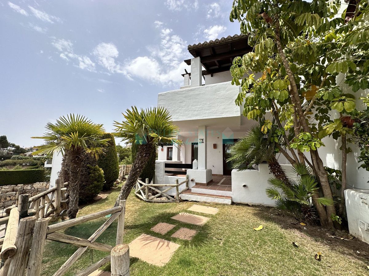 Villa Pareada en venta en El Paraiso, Estepona