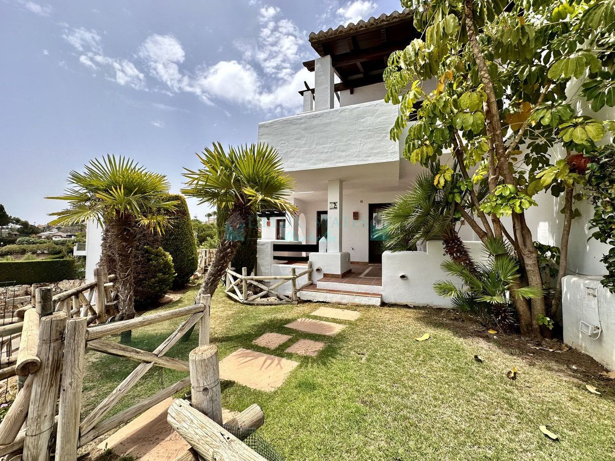 Villa Pareada en venta en El Paraiso, Estepona