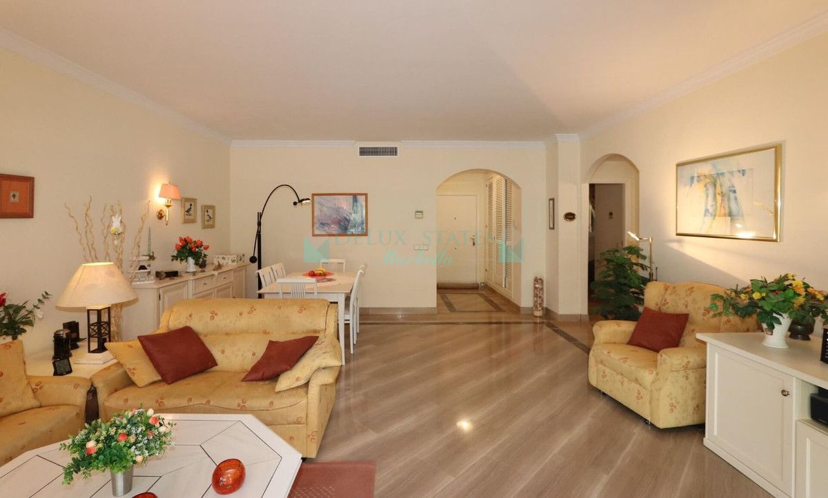 Apartamento en venta en Elviria, Marbella Este