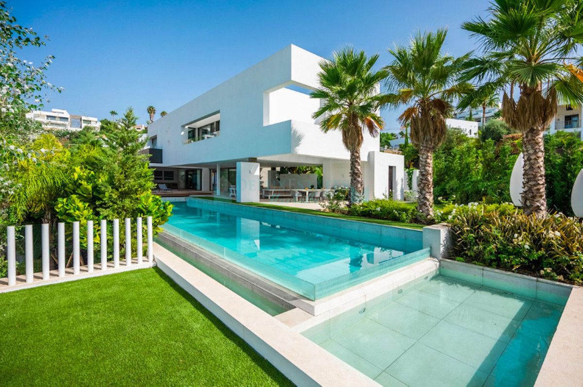 Villa for sale in Benahavis