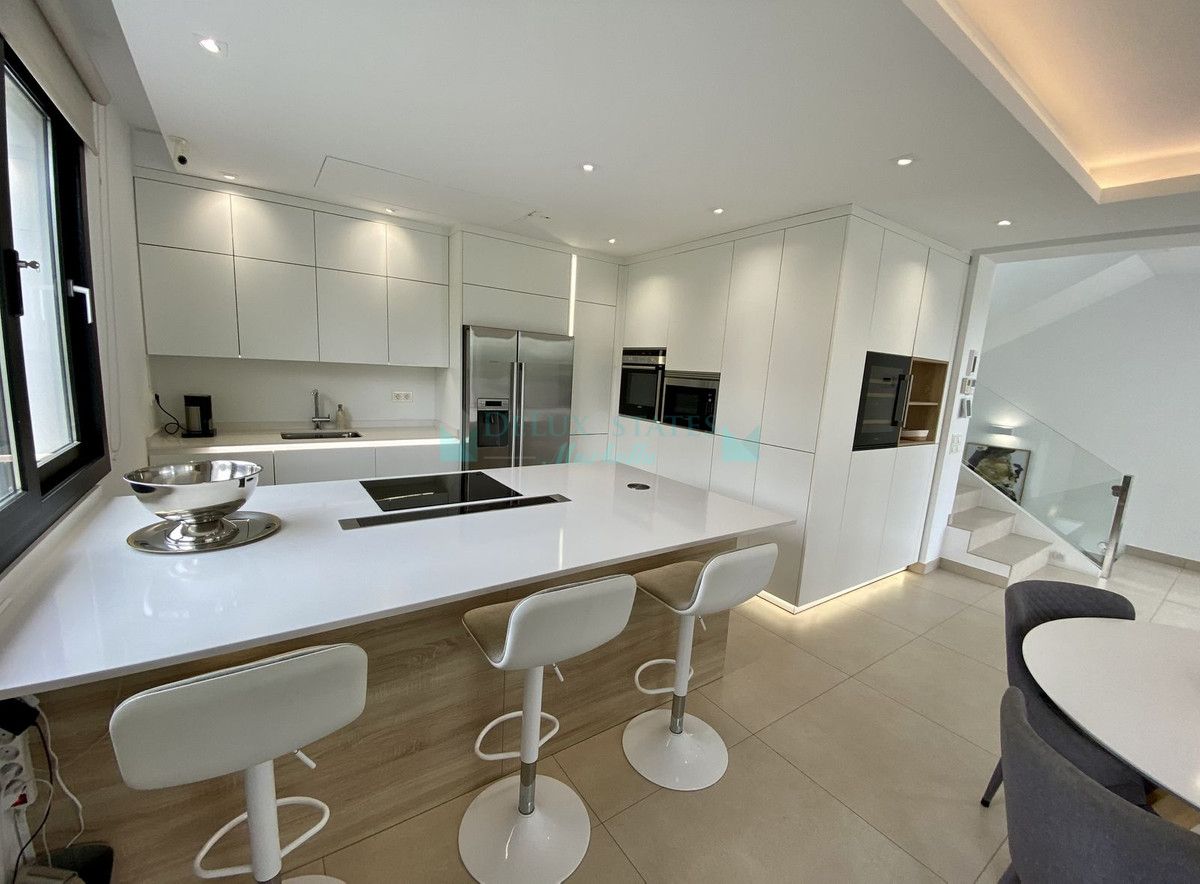 Villa en alquiler en El Paraiso, Estepona