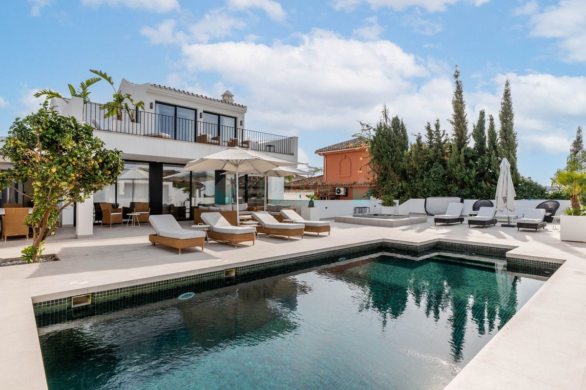 Villa for sale in El Rosario, Marbella East