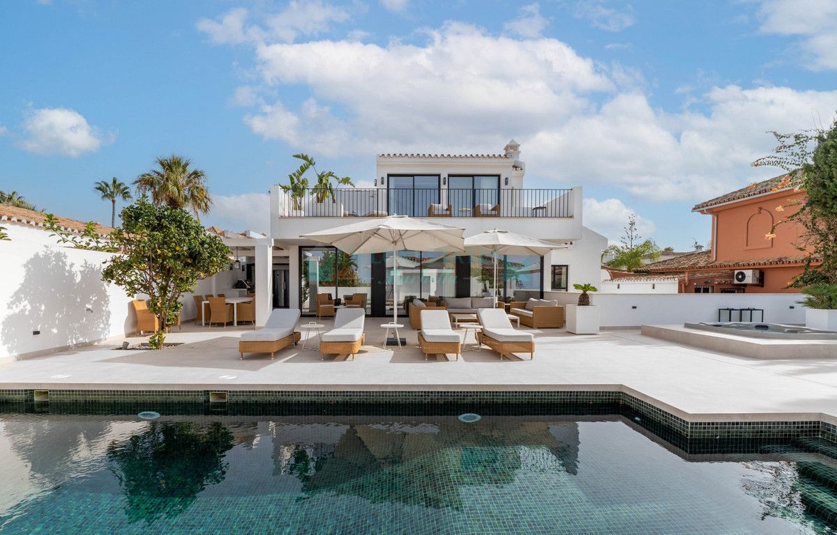 Villa for sale in El Rosario, Marbella East