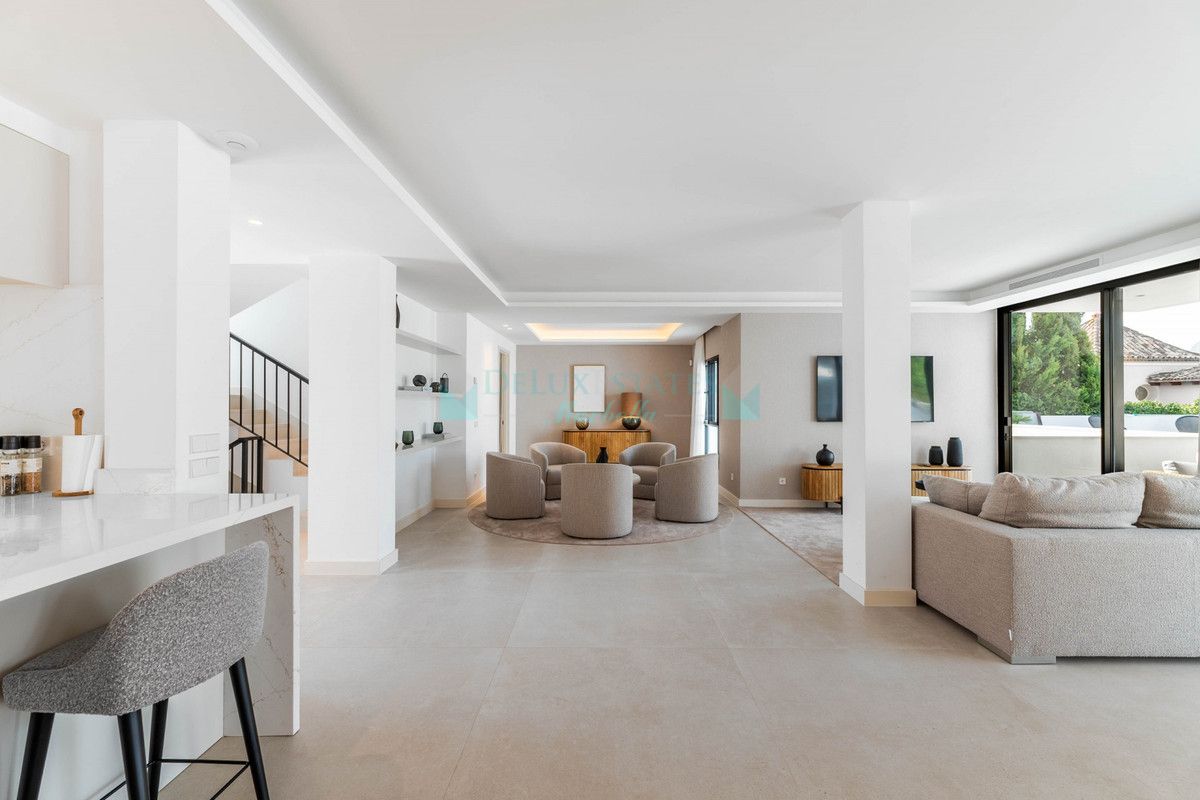 Villa for sale in El Rosario, Marbella East