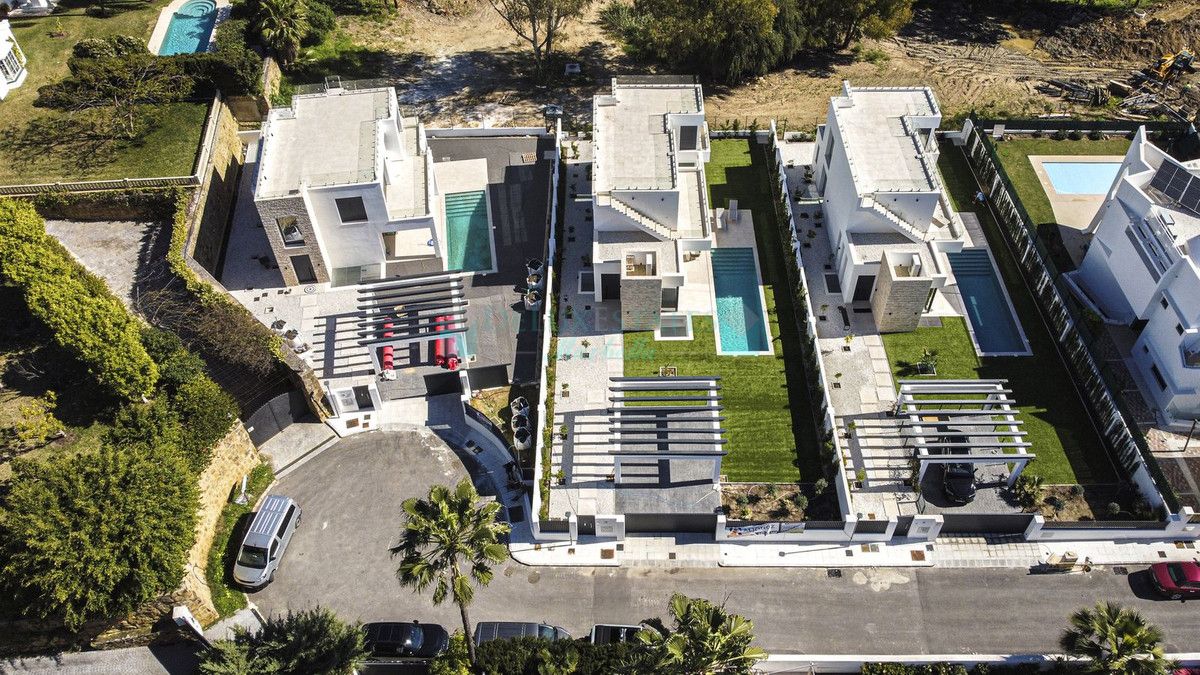 Villa for sale in New Golden Mile, Estepona