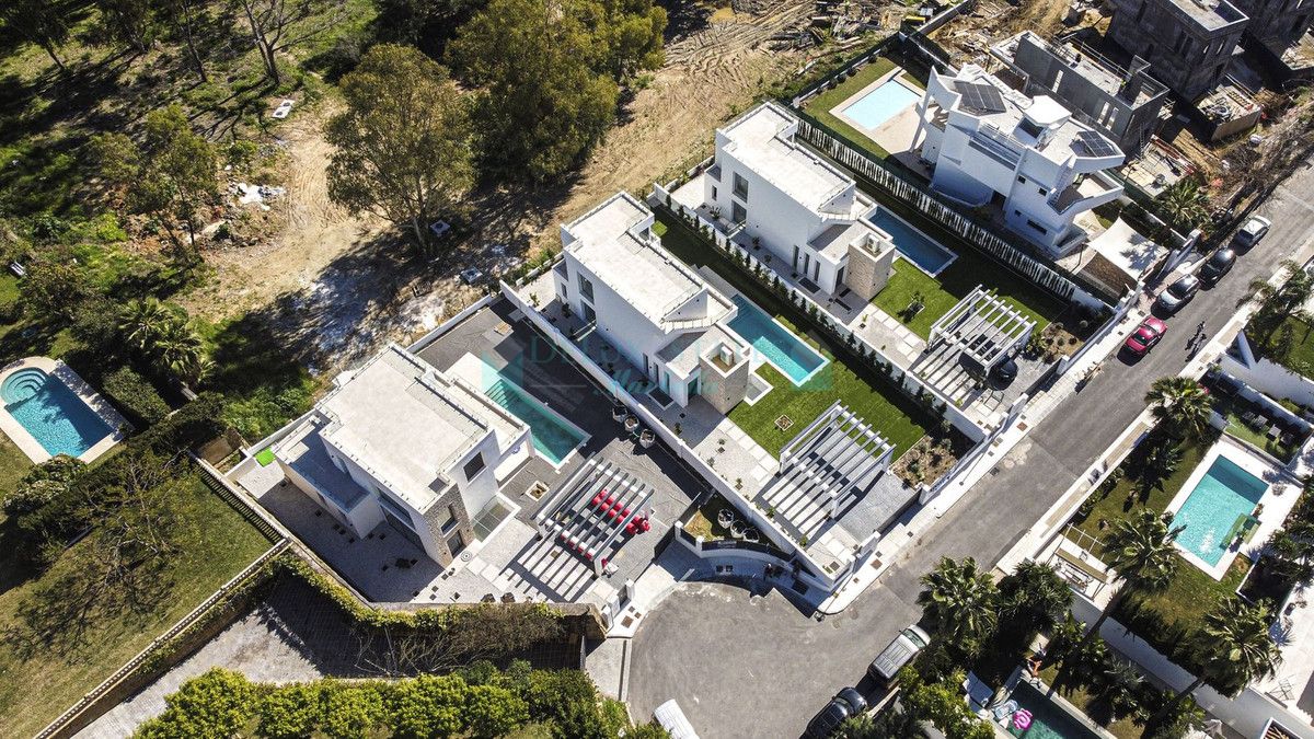 Villa for sale in New Golden Mile, Estepona