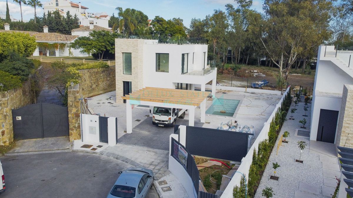 Villa for sale in New Golden Mile, Estepona
