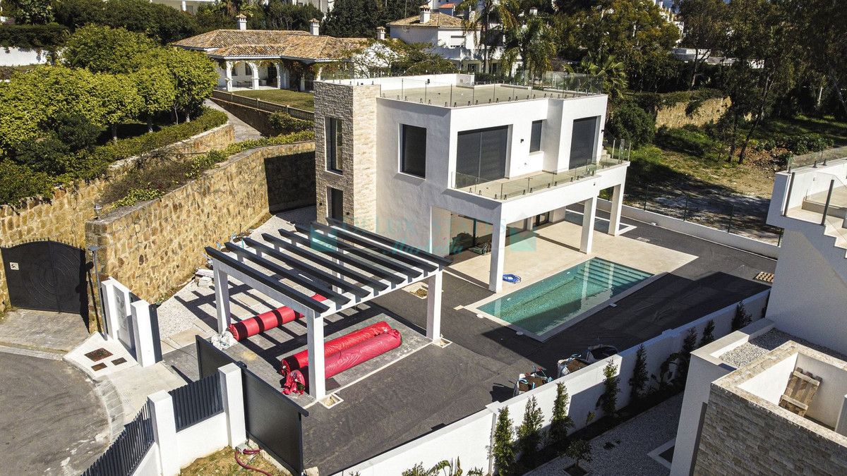 Villa for sale in New Golden Mile, Estepona