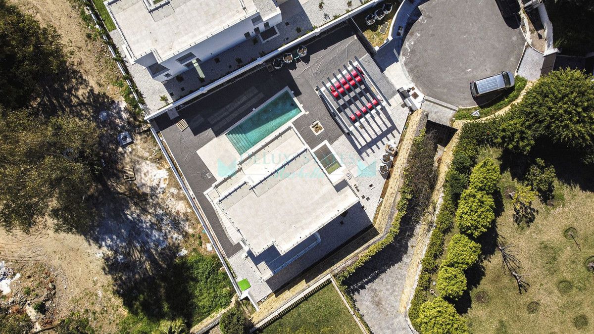Villa for sale in New Golden Mile, Estepona