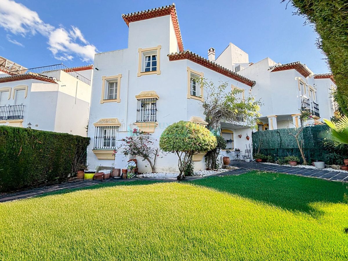 Villa Pareada en venta en Bel Air, Estepona