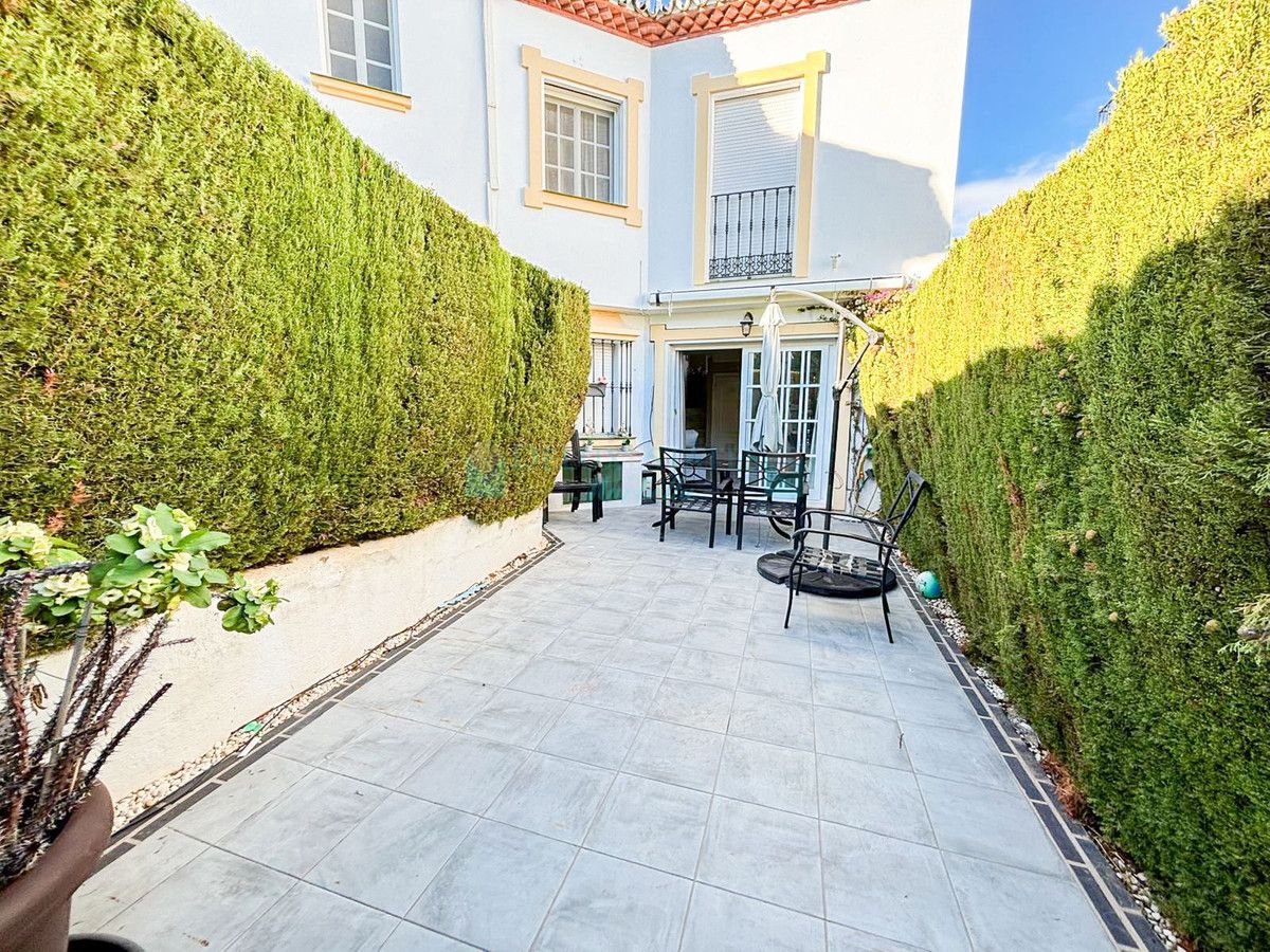 Villa Pareada en venta en Bel Air, Estepona