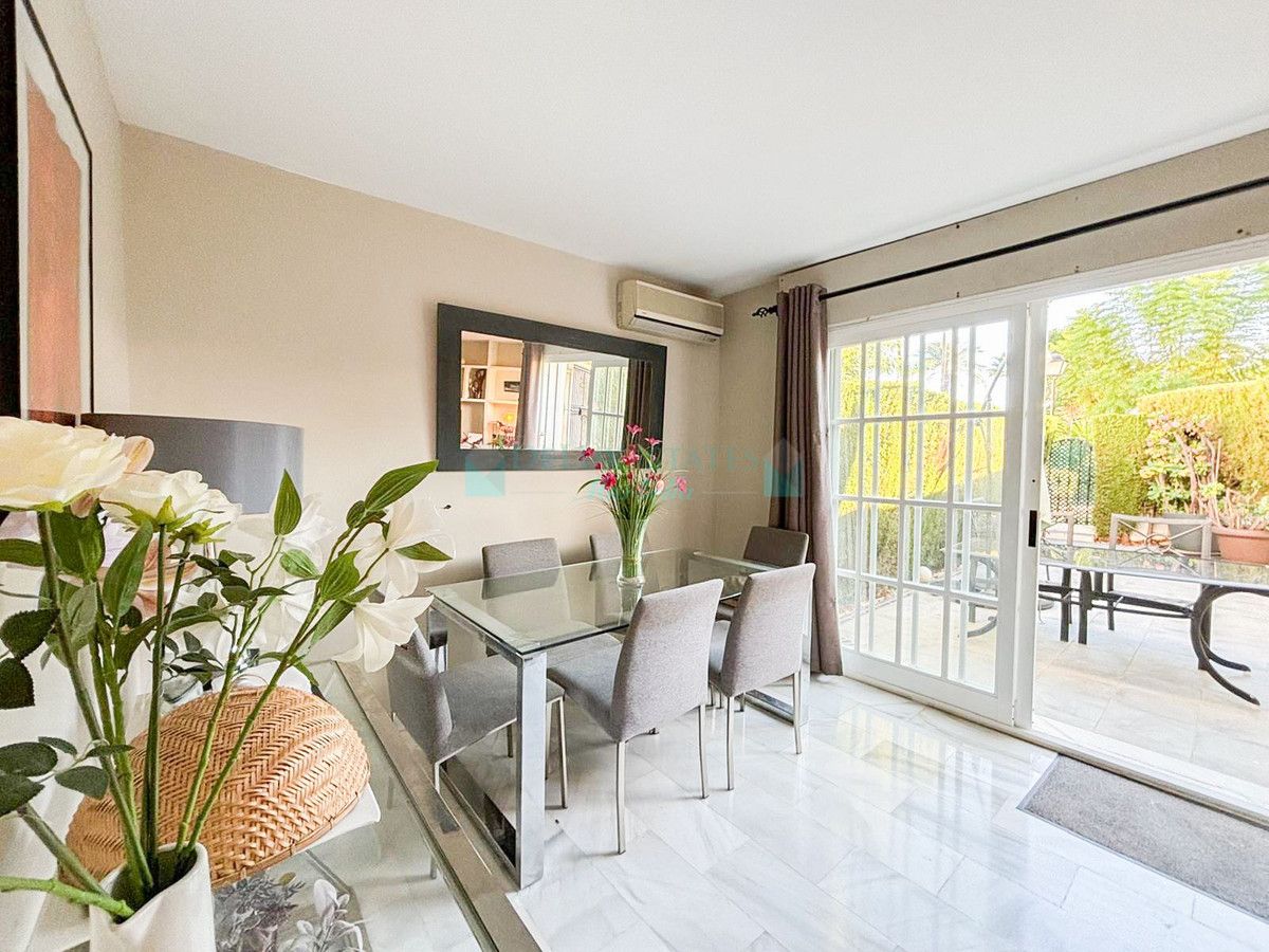 Villa Pareada en venta en Bel Air, Estepona