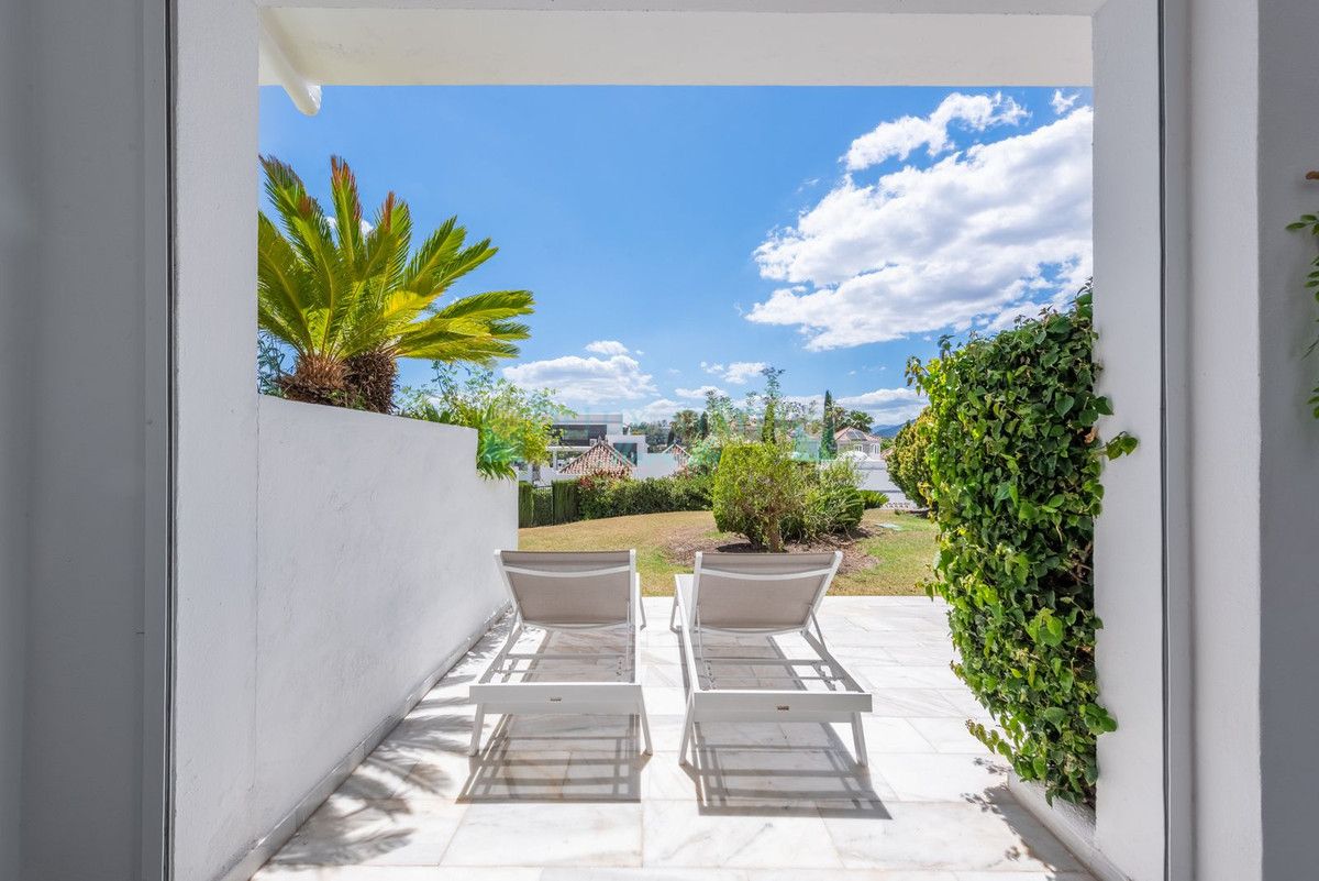 Town House for sale in Aloha, Nueva Andalucia