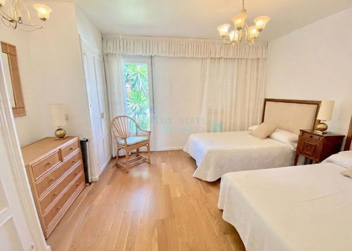 Town House for sale in Estepona