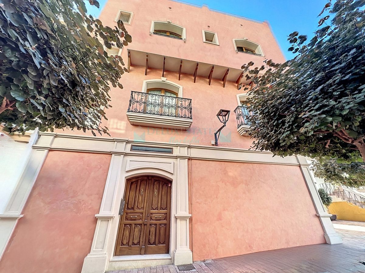 Town House for sale in Estepona