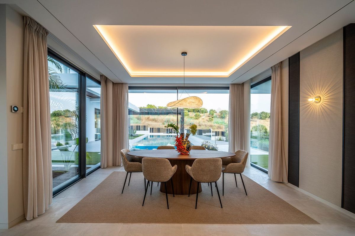 Villa for sale in El Paraiso, Estepona