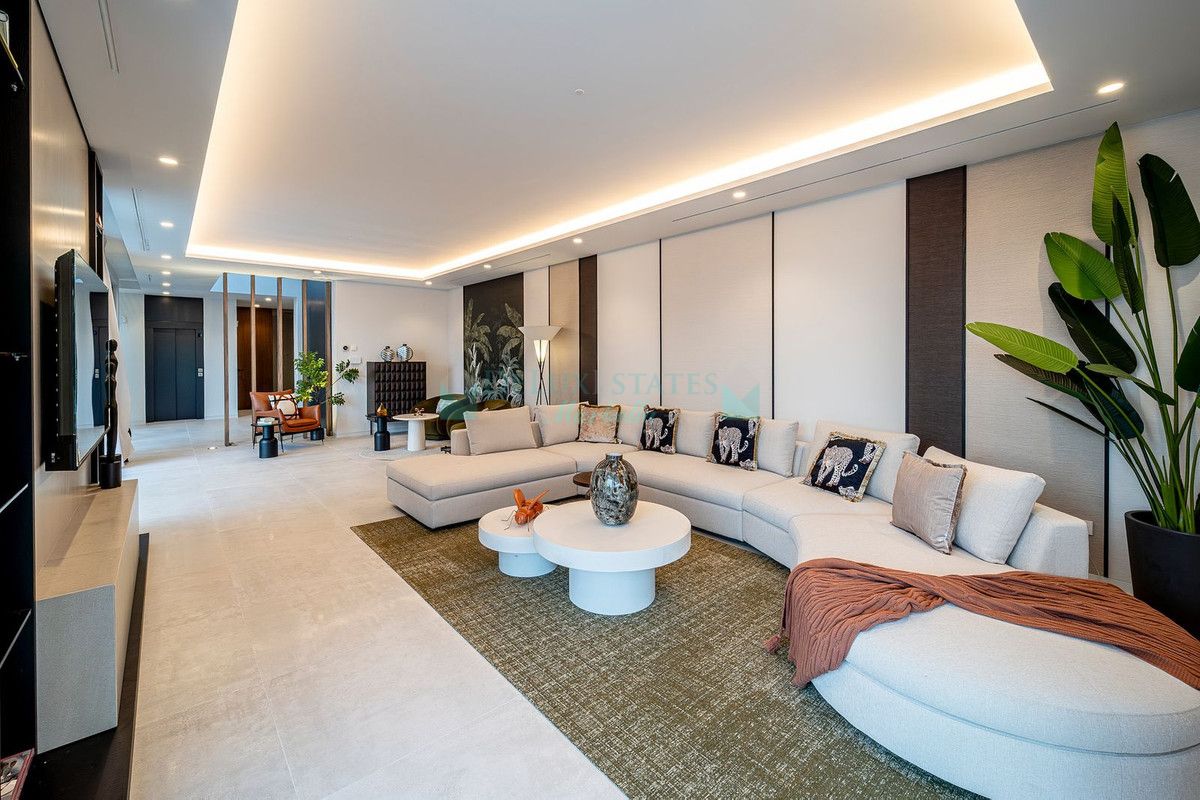 Villa for sale in El Paraiso, Estepona