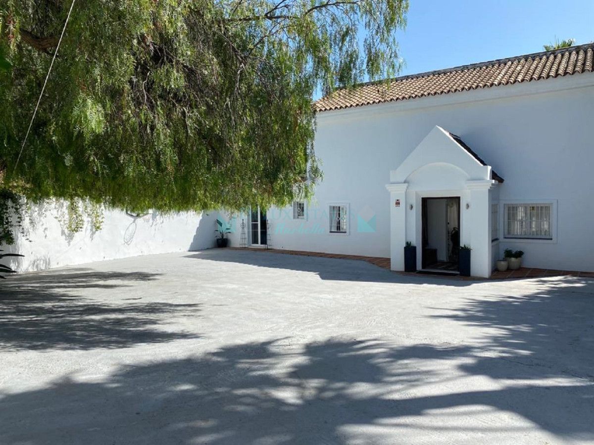 Villa en alquiler en New Golden Mile, Estepona