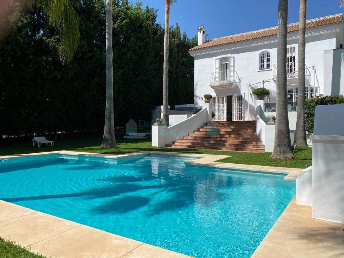 Villa en alquiler en New Golden Mile, Estepona