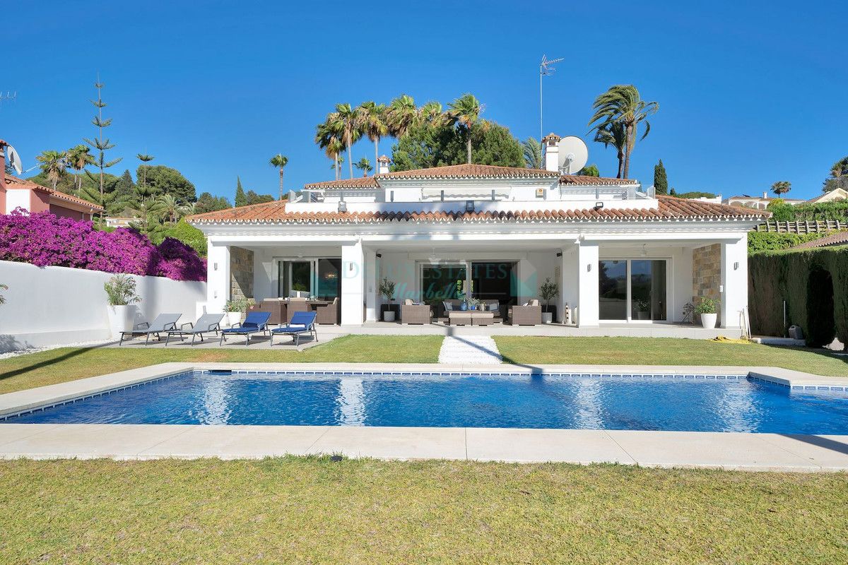 Villa for sale in El Paraiso, Estepona