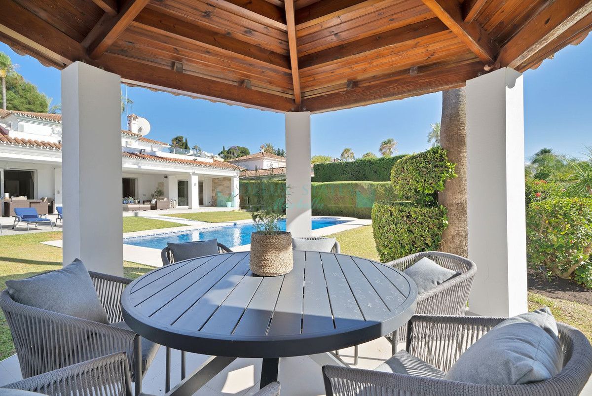 Villa for sale in El Paraiso, Estepona