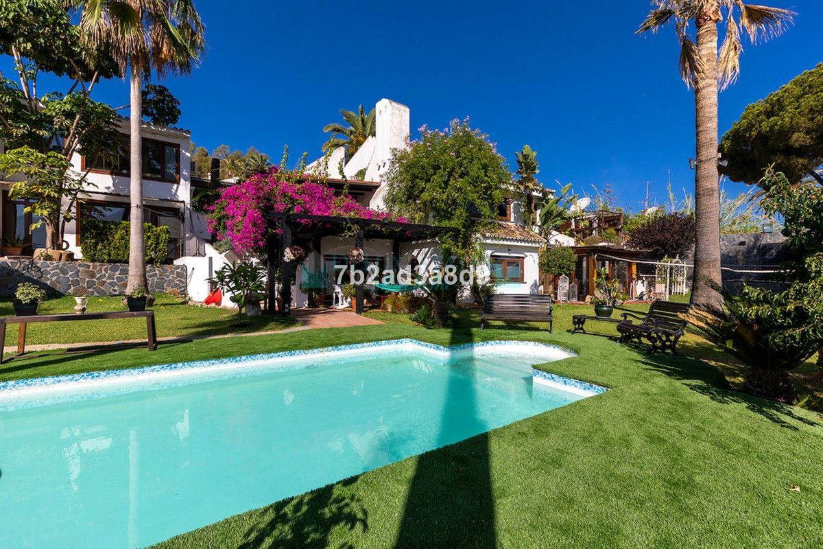 Villa for sale in Nueva Andalucia