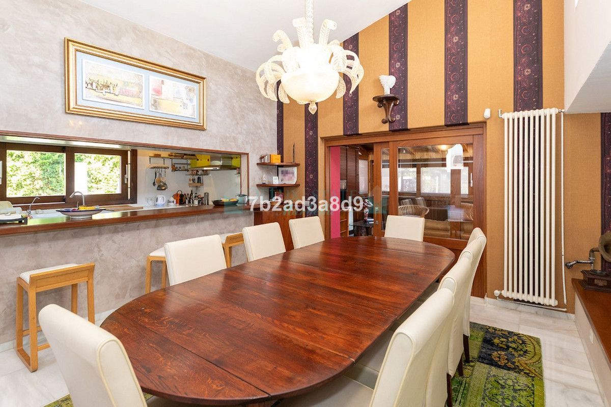 Villa for sale in Nueva Andalucia