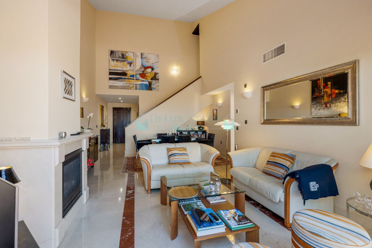 Penthouse for sale in La Mairena, Marbella East