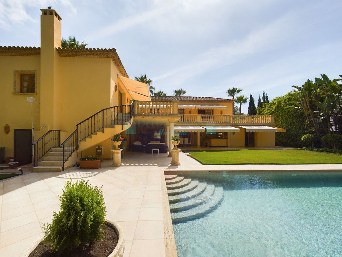 Villa for sale in Nueva Andalucia