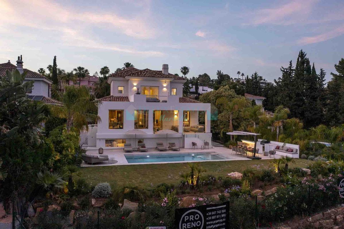 Villa for sale in Atalaya, Estepona