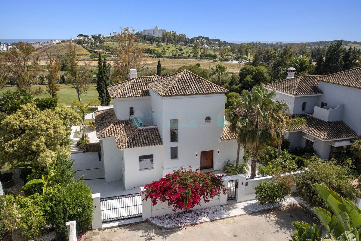 Villa for sale in Atalaya, Estepona