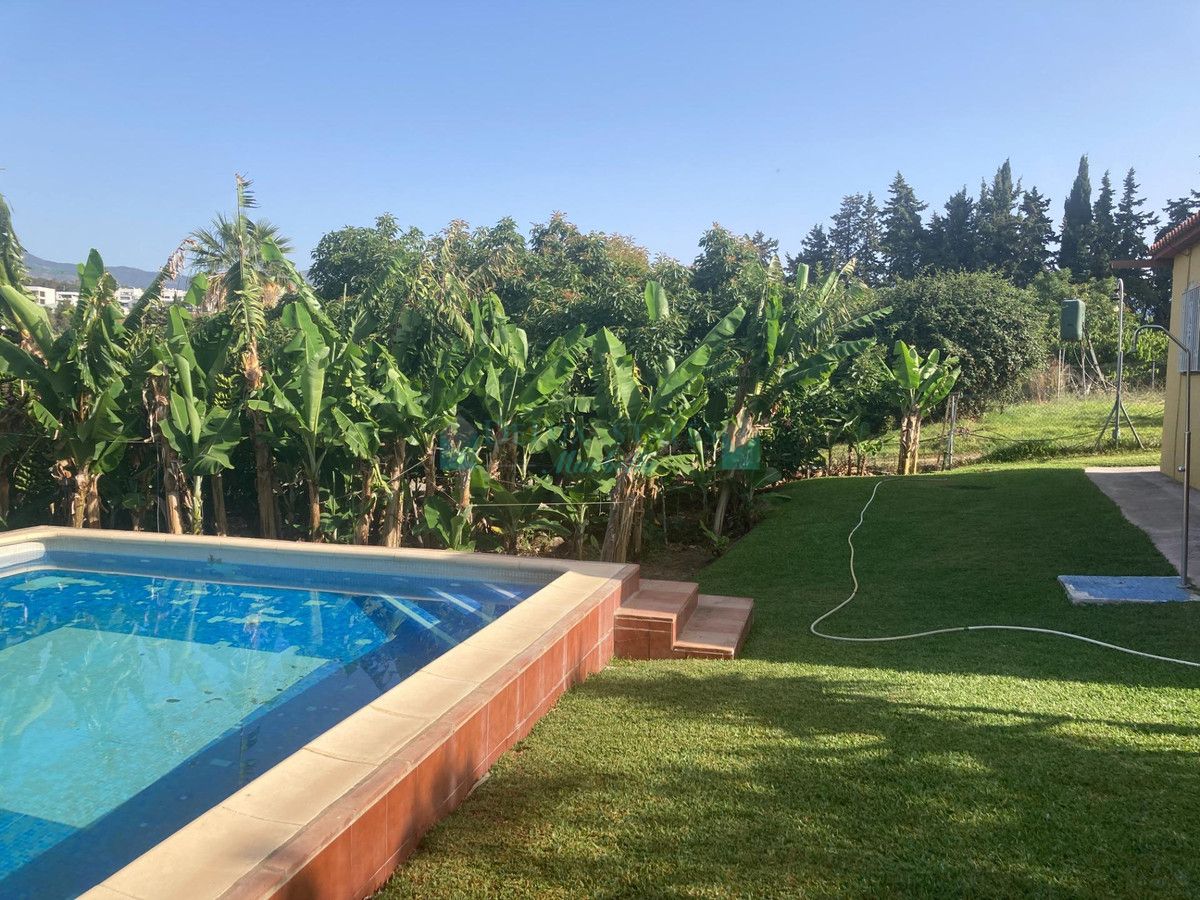 Villa for sale in Estepona