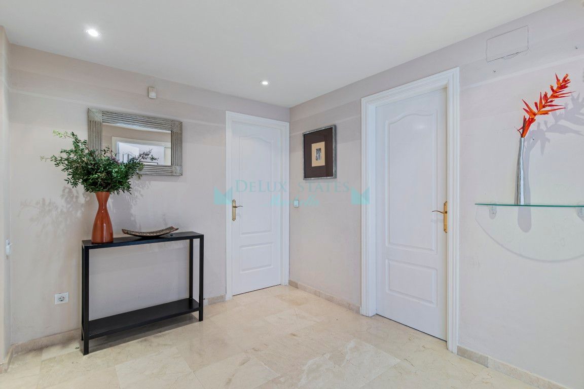 Apartment for sale in Benahavis