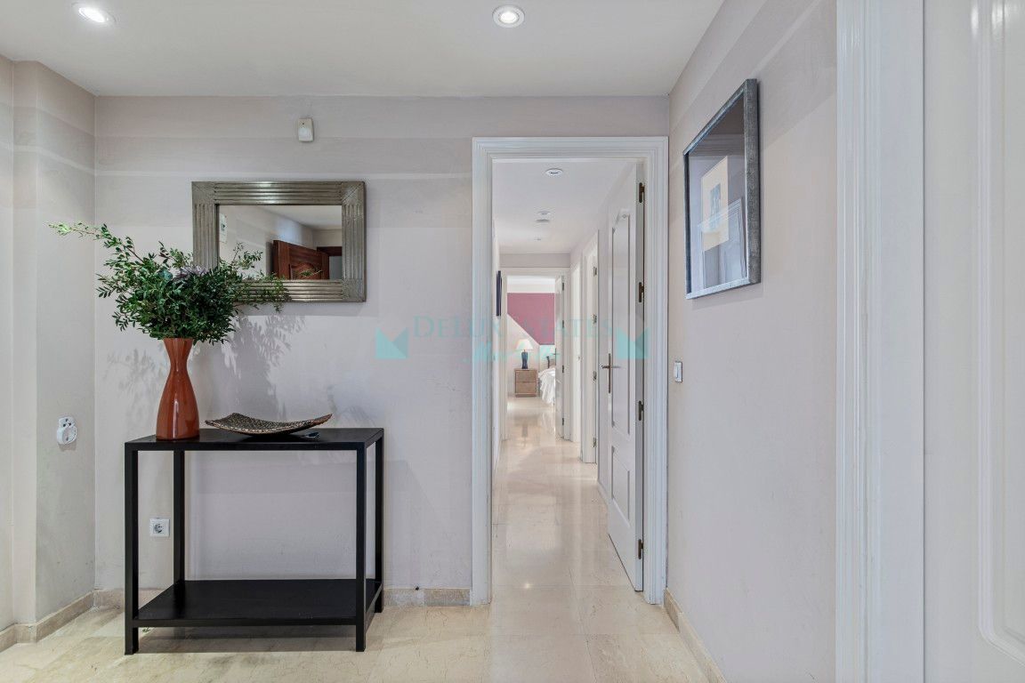 Apartment for sale in Benahavis