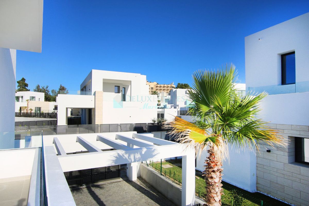 Villa for sale in Rio Real, Marbella East