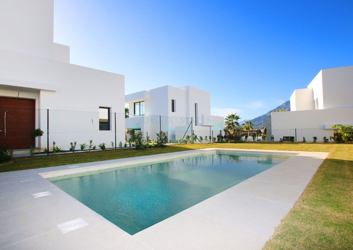 Villa for sale in Rio Real, Marbella East